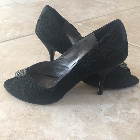 Laundry by Shelli Sagal black satin peeptoe heels - Picture 8 of 8